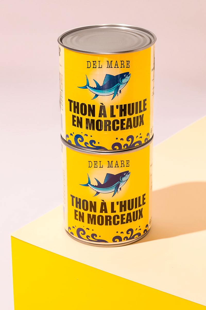 Deux boîtes 4/4 de thon à l'huile en morceaux empilées, étiquette jaune Del Mare